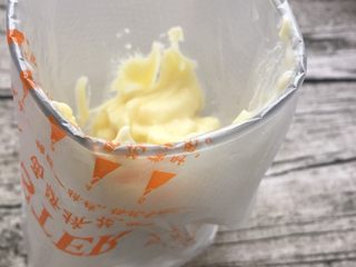 16、扭一扭，舔一舔，再泡一泡,把巧克力混合液体装进裱花袋里