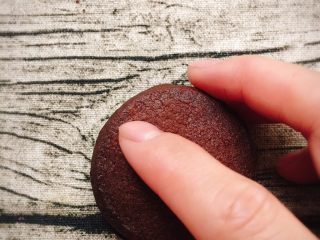 18、扭一扭，舔一舔，再泡一泡,盖上另一片冷却好的饼干，两片饼干底夹着巧克力比较好看，不要把好看的一面挤上巧克力酱