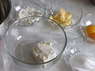 1、轻乳酪蛋糕(芝士蛋糕),醇香美味,准备好食材,蛋液称重,大约3个蛋。