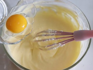 5、轻乳酪蛋糕(芝士蛋糕),醇香美味,加入最后的一个蛋黄,搅打顺滑。加入牛奶,混匀。