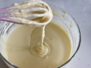 8、轻乳酪蛋糕(芝士蛋糕),醇香美味,得到了奶酪蛋黄糊,如果想要更加细腻的糊,可以过一次筛。