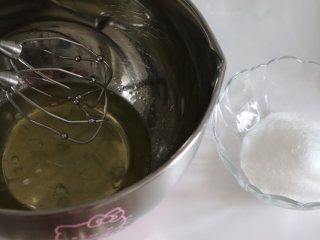 9、轻乳酪蛋糕(芝士蛋糕),醇香美味,蛋白最好冷藏,或者冷冻一小会,有一点冰碴,再打发,蛋白更加细腻稳定。