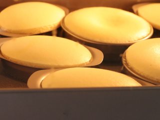 15、轻乳酪蛋糕(芝士蛋糕),醇香美味,放入提前预热好的烤箱,150度,55分钟。