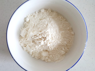 1、~创意披萨☺,取150g高精面粉，加酵母，加水，加一点糖和一点盐。