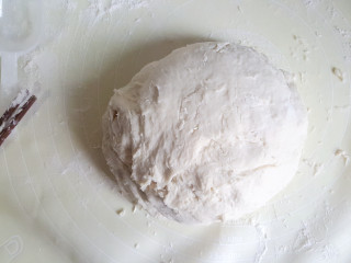 2、~创意披萨☺,揉成光滑的面团。