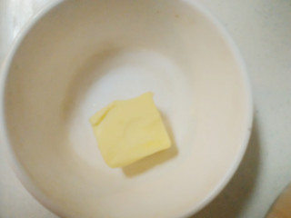 3、~创意披萨☺,取一块(15g)解冻后的黄油。