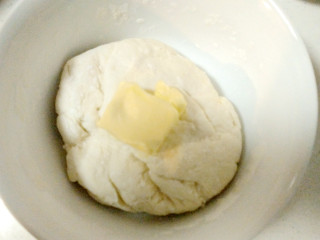 4、~创意披萨☺,放在面团中。