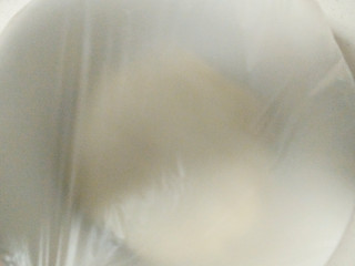 6、~创意披萨☺,用保鲜膜封起来，发酵。