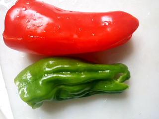 9、~创意披萨☺,准备青，红辣椒，洗净。