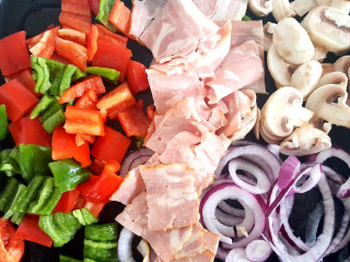 12、~创意披萨☺,把这些材料，切碎，放入烤盘中，以170℃在烤箱中烤5分钟，让水分收干。