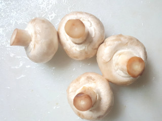 10、~创意披萨☺,准备蘑菇，洗净。