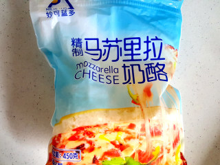 13、~创意披萨☺,准备马苏里拉芝士。