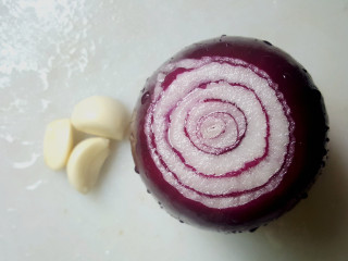 15、~创意披萨☺,准备大蒜和洋葱，洗净。