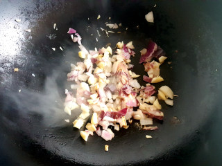 17、~创意披萨☺,锅中当一点点油，把洋葱和大蒜末放进去，煸香。