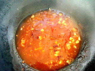 19、~创意披萨☺,把番茄酱与清水放入锅中，再放些糖，黑胡椒粉，蚝油，制成披萨酱。