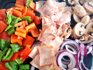 20、~创意披萨☺,取出烤制完毕的配料。