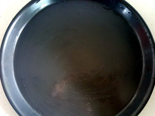 21、~创意披萨☺,准备披萨模具（10寸），抹点油。