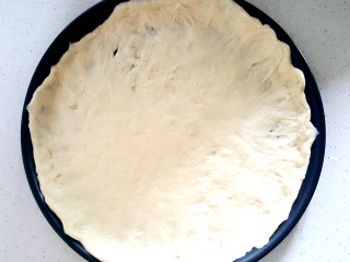 22、~创意披萨☺,把面皮均匀放在模具上。