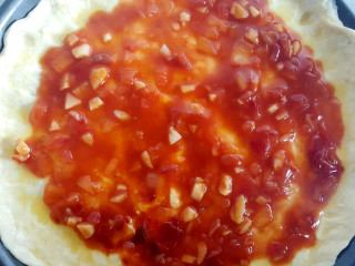 24、~创意披萨☺,把披萨酱涂抹在饼上。