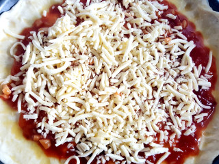 25、~创意披萨☺,再铺上三分之二的芝士。