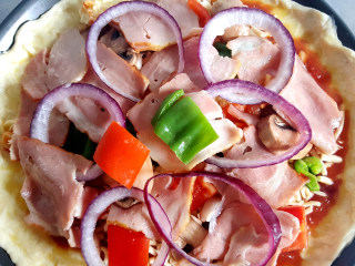 26、~创意披萨☺,把配料均匀地摆在饼上。