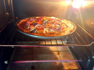 27、~创意披萨☺,烤箱220℃预热，以上下火，中层先烤15分钟。