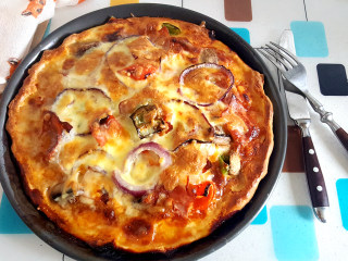 30、~创意披萨☺,继续烤3-5分钟，直至芝士化掉即可。取出，开始品尝吧。☺