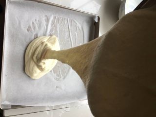 11、肉松小贝,将蛋糕液垂直倒入烤盘中(可以消除大气泡)