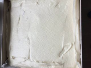 12、肉松小贝,刮匀后,将烤盘在桌面上嗑几下,震出大气泡