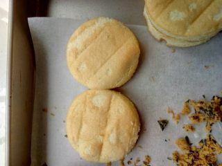 15、肉松小贝,用模具在蛋糕卷上压出圆饼