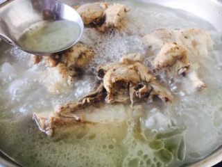 1、凉拌麻辣拆骨肉,把焯过水的棒骨放在汤锅里，倒入适量的提前准备好的开水，水量没过食材，放入葱段和姜片，开盖儿大火煮10分钟左右，汤色变白，此时转小火，盖上锅盖儿，煮约40分钟左右即可。