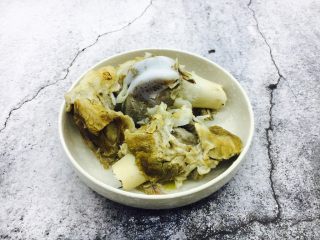 2、凉拌麻辣拆骨肉,把炖好的棒骨捞出来，把肉和骨头拆离。