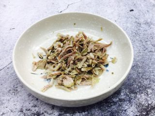 3、凉拌麻辣拆骨肉,把肉撕成丝。