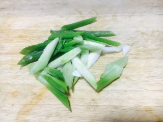 4、凉拌麻辣拆骨肉,切1棵小香葱。