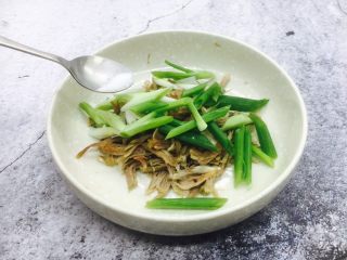 6、凉拌麻辣拆骨肉,放入少许的盐。