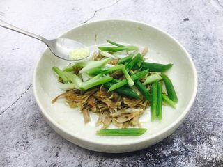 7、凉拌麻辣拆骨肉,放入少许的鸡精。