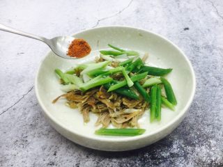 8、凉拌麻辣拆骨肉,放入适量的辣椒面。