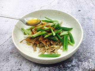 11、凉拌麻辣拆骨肉,放入1小勺的花椒油。