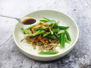 10、凉拌麻辣拆骨肉,放入2小勺的醋。