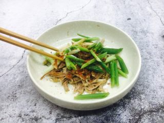 12、凉拌麻辣拆骨肉,把它们拌匀。