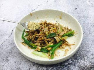 13、凉拌麻辣拆骨肉,撒上些白芝麻。