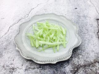 15、凉拌麻辣拆骨肉,把芹菜码放在盘子底下。