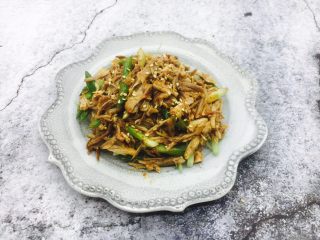 16、凉拌麻辣拆骨肉,放入调好的步骤14的麻辣拆骨肉即可。