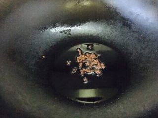 18、凉拌麻辣拆骨肉,大火起锅，锅里放入凉油，放入花椒，待油温慢慢升上来，油温升到4、5成热时转小火炸制，炸制到花椒颜色稍稍变深，把花椒捞出来不要了，留花椒油，把花椒油加热到7、8成热，关火即可。