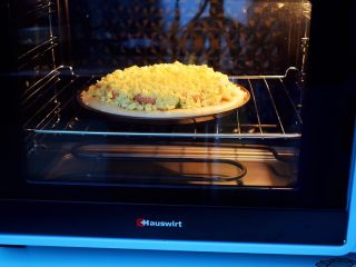 11、杂蔬火腿肠披萨,放入预热好的烤箱，上下火200度，中层烤15-20分钟，烤至表面芝士融化变成焦黄色即可