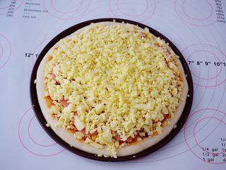 10、杂蔬火腿肠披萨,最上面再撒上一层芝士碎