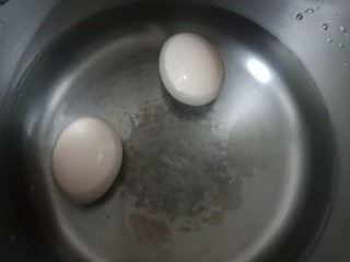 2、夏日清爽减脂～鸡蛋蔬菜沙拉,鸡蛋放锅里煮熟，大概10分钟左右