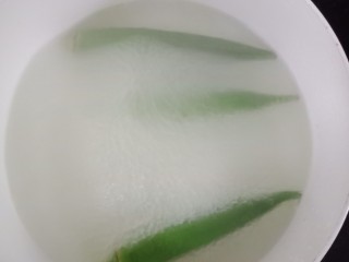 3、夏日清爽减脂～鸡蛋蔬菜沙拉,另起锅放水烧开，放入秋葵，再放点盐油，焯2分钟捞出来
