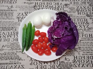 4、夏日清爽减脂～鸡蛋蔬菜沙拉,煮好的鸡蛋放凉水里泡一下会比较容易剥壳