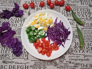 5、夏日清爽减脂～鸡蛋蔬菜沙拉,把秋葵，鸡蛋和圣女果切块，紫甘蓝切丝